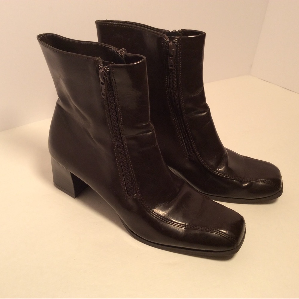 Relativity women's brown boots. Size 7M.